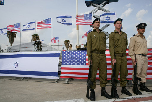 Sotilaita ja USA:n ja Israelin lippuja